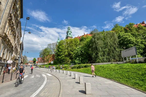 Vew na parede circundante e torre do Castelo Wawel, parque de primavera e turistas ambulantes — Fotografia de Stock