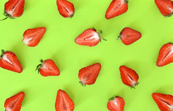 Erdbeeren aus nächster Nähe. helles Muster frischer Erdbeeren auf dem Hintergrund. Draufsicht, flache Lage. — Stockfoto