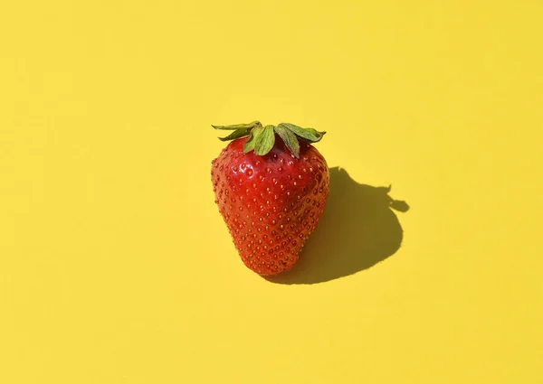 Φρέσκια φράουλα κοντά. Φράουλα απομονώθηκε σε λαμπερό κίτρινο φόντο. Ελεύθερος χώρος — Φωτογραφία Αρχείου