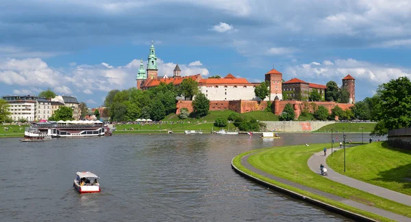 Vista de primavera sobre el castillo de Wawel, el río Vístula, el parque de primavera, carril bici y los turistas a pie —  Fotos de Stock