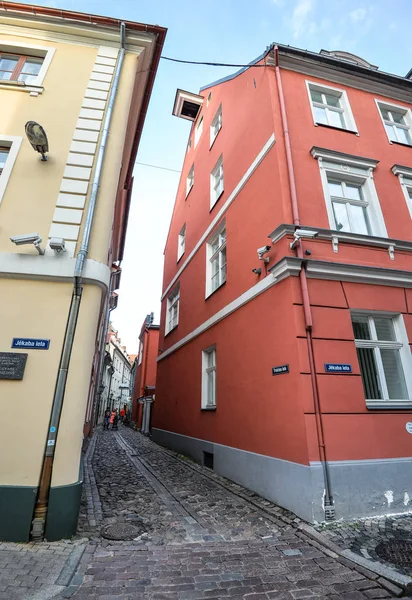 Rua velha estreita na cidade velha de Riga, Letônia. Vista na rua jekaba iela . — Fotografia de Stock