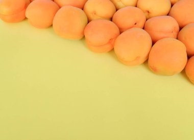 Boş bir arka plan üzerinde Kayısı, sağ üst köşesinde düzenlenmiş, kopya alanı ile. Üstte görüş, yakından.