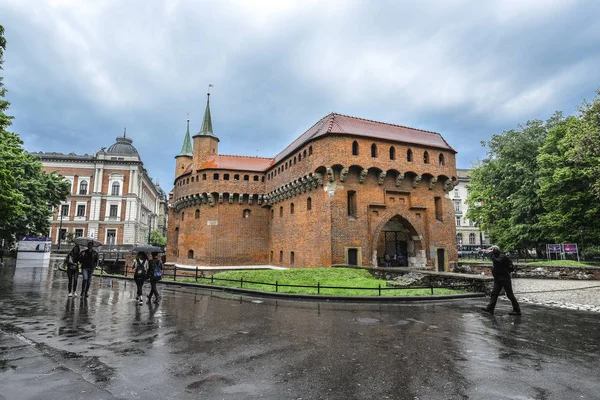 Cracovie Barbican et paysage urbain pluvieux . — Photo