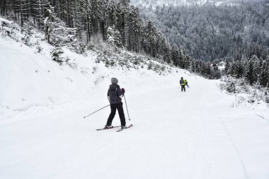 Erkek Kayakçı yüksek dağlarda yokuş aşağı kayak.