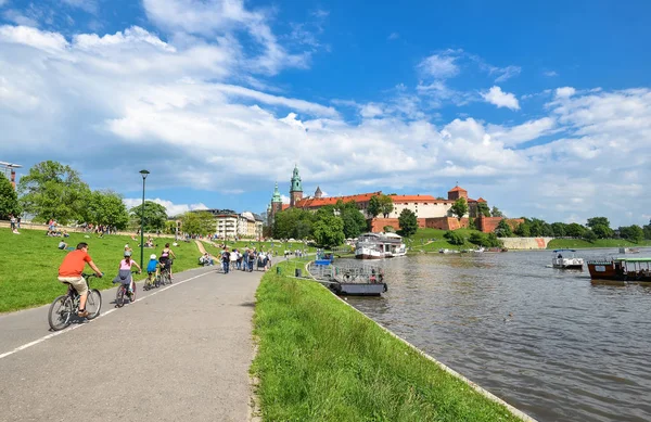 Frühling Blick auf Wawel Burg, Weichsel Fluss, Quellpark, Radweg und Wandertouristen — Stockfoto