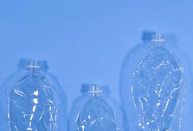 Plastik şişeler mavi arka plan üzerinde izole. Kusursuz desen. Atık yönetimi konseptini geri dönüştürün. Plastik Pet Şişeler. Kopyalama alanı