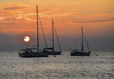 Güzel bir akşam Adriyatik Denizi, yatlar ve günbatımı gökyüzü, Hırvatistan. Akşam deniz manzarası.