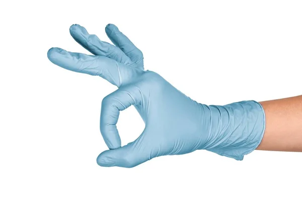 Hand tonen OK teken tegen witte achtergrond. Hand in een paarse latex handschoen geïsoleerd op wit. Vrouw hand gebaar of ondertekenen geïsoleerd op wit. — Stockfoto