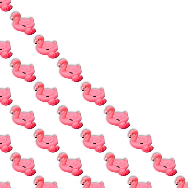 Игрушка Swifpool в форме розового фламинго безморщинистого узора. Надувной фламинго вырезан — стоковое фото