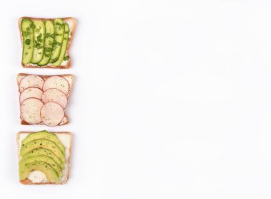 Tost ekmeği ve beyaz arka plan, üstten görünüm üzerinde farklı Topingler ile ayarla