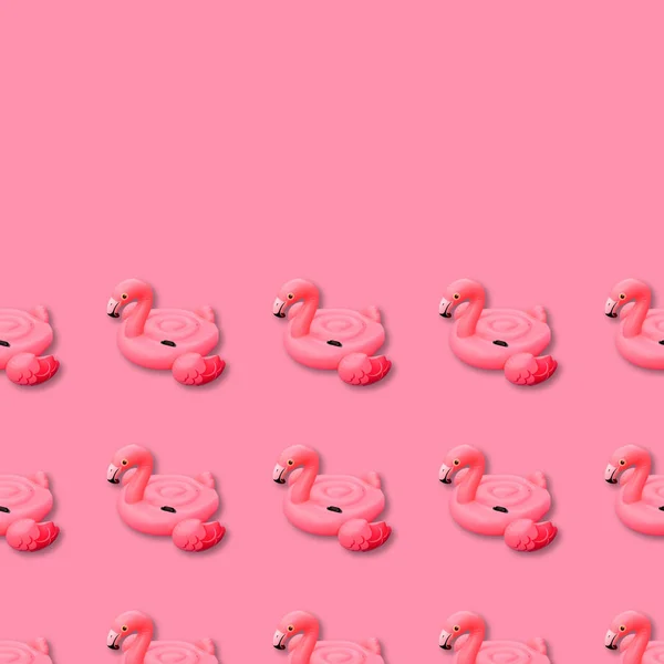 Brinquedo de piscina em forma de padrão sem costura flamingo rosa. Flamingo inflável cortado — Fotografia de Stock