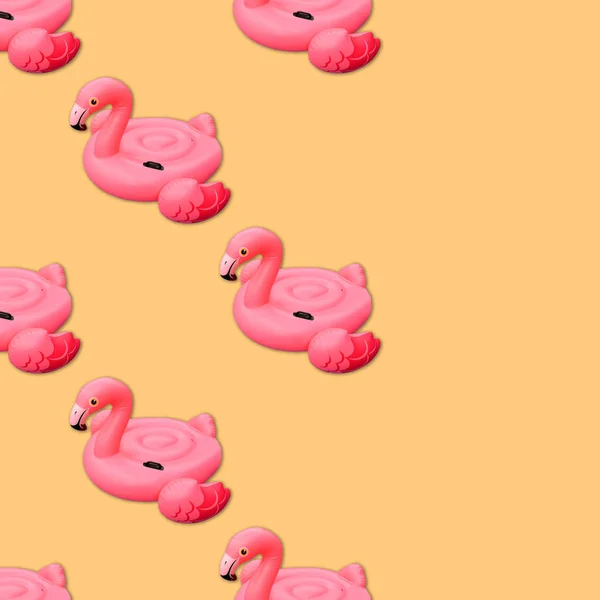 분홍색 플라밍고 매끄러운 패턴의 모양의 수영장 장난감. 플라밍고 풍선 컷 아웃 — 스톡 사진