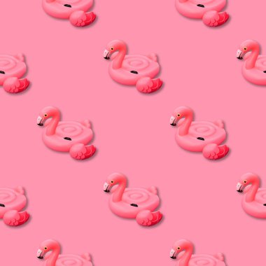 Pembe flamingo tek renkli arka plan. Pembe flamingo şeklinde, pürüzsüz yüzme havuzu oyuncağı. Flamingo şişirilebilir kesim. Üst manzara, düz uzanma.