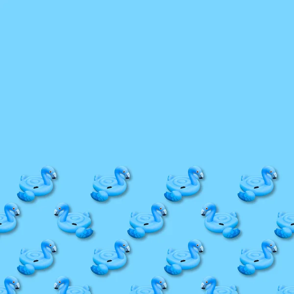 Μπλε φλαμίνγκο μονόχρωμο φόντο. Παιγνίδι πισίνας σε σχήμα μπλε φλαμίνγκο χωρίς ραφή μοτίβο. Φλαμίνγκο φουσκωτό κόψιμο. Πάνω άποψη, επίπεδη lay. — Φωτογραφία Αρχείου