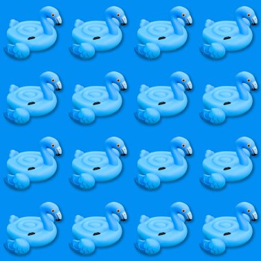 Mavi flamingo tek renkli arka plan. Mavi flamingo şeklinde, pürüzsüz yüzme havuzu oyuncağı. Flamingo şişirilebilir kesim. Üst manzara, düz uzanma.