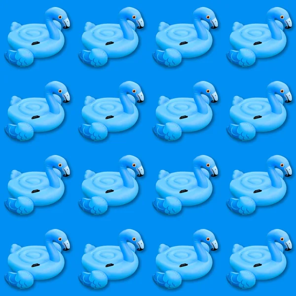 Μπλε φλαμίνγκο μονόχρωμο φόντο. Παιγνίδι πισίνας σε σχήμα μπλε φλαμίνγκο χωρίς ραφή μοτίβο. Φλαμίνγκο φουσκωτό κόψιμο. Πάνω άποψη, επίπεδη lay. — Φωτογραφία Αρχείου
