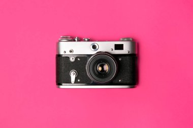 Retro kamera parlak pembe arka planda izole edildi. Pop sanat konsepti. Düz yatış biçimi asgari