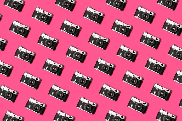 Câmera Retro Isolado Fundo Rosa Brilhante Padrão Criativo Conceito Pop — Fotografia de Stock
