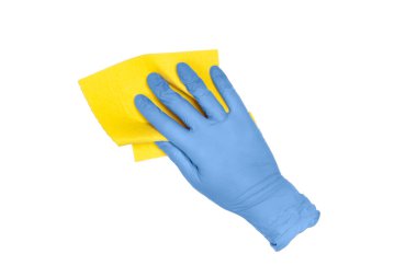Kadın eliyle bulaşık yıkamak için sarı mikrofiber kumaş. Latex kullan-at mavi eldiven, beyaz üzerinde sarı mikrofiber bez taşıyor. El hareketi ya da beyaz üzerine izole edilmiş işaret.