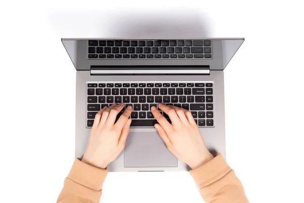 Человек Работающий Ноутбуке Современном Пространстве Женские Руки Работающие Новом Ноутбуке — стоковое фото