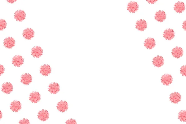コピースペースの白い斜めのパターンに隔離されたピンクカモミールまたはガーベラ 夏の花 — ストック写真