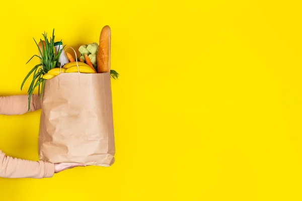 Entrega Alimentos Concepto Donación Compras Comestibles Chica Mujer Sostiene Una —  Fotos de Stock