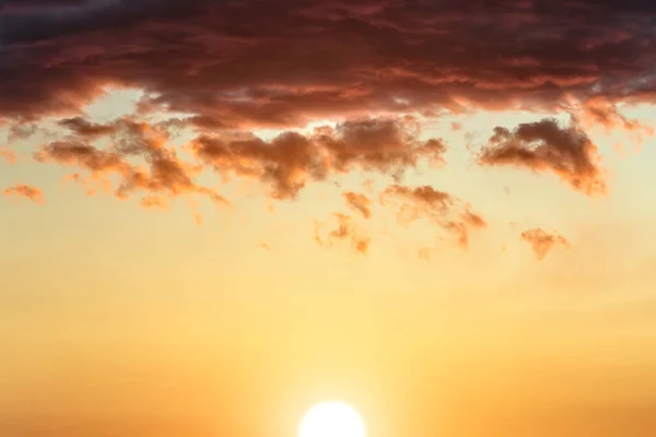 夜晚或清晨的天空与太阳耀斑 海报或横幅 灿烂的暮色或清晨的天空和云彩 — 图库照片