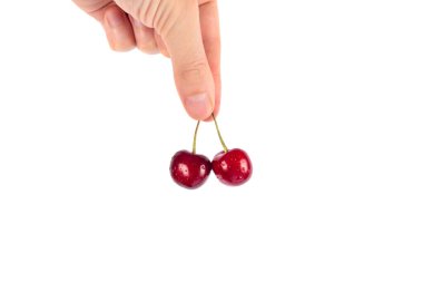 Beyaz arka planda izole edilmiş iki kiraz. Yaz çileği yatay afişi