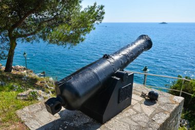 Rovinj, Hırvatistan - 22 Mayıs 2020: Adriyatik Denizi ve eski bir top, Rovinj, Hırvatistan