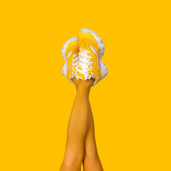 Nuovo Giallo Scarpe Ginnastica Femminili Lunghe Gambe Snelle Donna Collant — Foto Stock