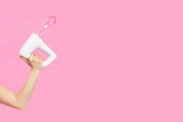 Misturador Cozinha Branca Mão Feminina Isolado Fundo Rosa Espaço Para — Fotografia de Stock