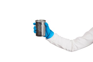 Mavi tek kullanımlık eldivenli kadın eli konserve ya da reçelli teneke kutu tutuyor. Mutfak ve yemek konsepti. Kopyalama alanı olan pankart.