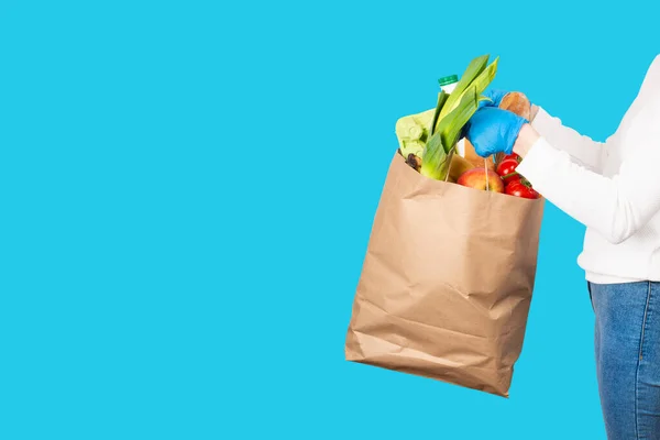 Entrega Comida Concepto Compra Compras Comestibles Mujer Sostiene Una Bolsa —  Fotos de Stock