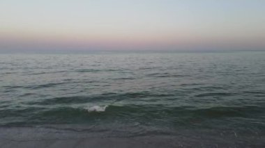 Deniz ya da okyanus üzerindeki hava manzarası. Yazın sonsuz deniz suyu ve gökyüzü manzarası.