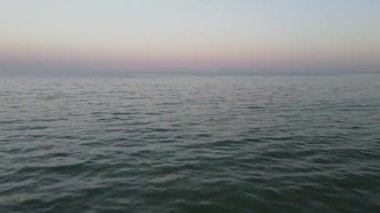 Deniz ya da okyanus üzerindeki hava manzarası. Yazın sonsuz deniz suyu ve gökyüzü manzarası.