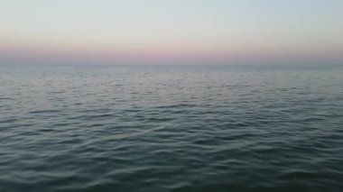 Deniz ya da okyanus üzerindeki hava manzarası. Yazın sonsuz deniz suyu ve gökyüzü manzarası.