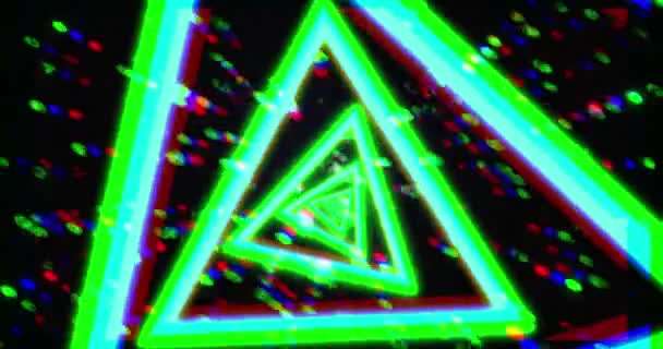 Vliegen Door Gloeiende Neon Driehoeken Creëren Abstracte Tunnel Groen Blauw — Stockvideo
