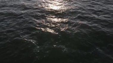 Sakin deniz ya da okyanus üzerinde güzel güneş ya da ay yansıtma yolu olan hava manzarası. Yaz günü sonsuz deniz suyunun manzarası manzarası var. Drone helikopter görüntüsü.