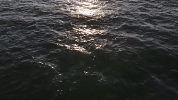 Sakin Deniz Okyanus Üzerinde Güzel Güneş Yansıtma Yolu Olan Hava — Stok video