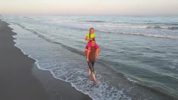 Giovane Papà Porta Bambino Sulle Spalle Cammina Lungo Spiaggia Famiglia — Video Stock