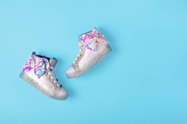 Mavi arka planda gümüş pullu güzel kızlar. Kopya alanı olan ayakkabı pankartı
