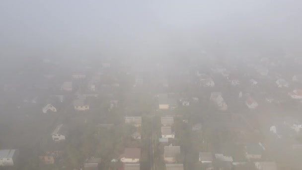 Vista Aérea Pequena Aldeia Nevoeiro Pesado Vista Superior Paisagem Pequenas — Vídeo de Stock
