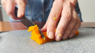 Mutfakta kaynamış havucu doğrayan kadının videosunu kapat. Sağlıklı sebze hazırlama, pişirme süreci, ev yapımı yemek, vejetaryen yemeği, aşçılık konsepti