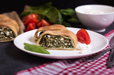 Pasta veya strudel ıspanak, domates, beyaz peynir ile