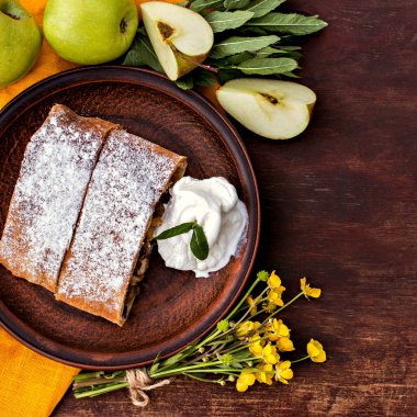 Elma ve çilek ile meyveli turta. Pasta elma veya klasik elma strudel, yaz pasta ile. Doğa odaya yaz.