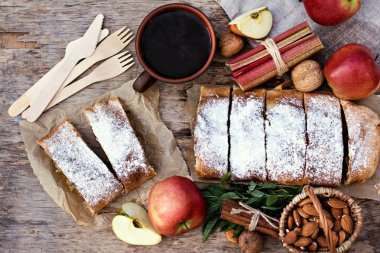 Elma ve çilek ile meyveli turta. Pasta elma veya klasik elma strudel, yaz pasta ile. Doğa odaya yaz.