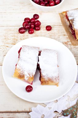 Bir kiraz ile meyveli turta. Kirazlı turta. Gıda niteliğine. Yaz pastası. Pasta, meyveli turta çilek ile.