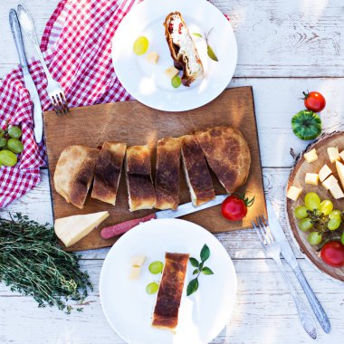 Akşam yemeği için sofrayı. Öğle Yemeği. Ev yapımı pasta, turta ve aperatifler, sebze, meyve, peynir. Silah. Yukarıdan görüntülemek.
