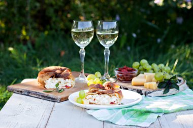 Peynir ve kurutulmuş domates ile meyveli turta. Akşam yemeği için sofrayı. Öğle Yemeği. Ev yapımı pasta, turta ve aperatifler, sebze, meyve, peynir.