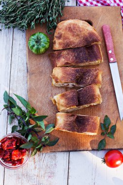 Peynir ve kurutulmuş domates ile meyveli turta. Akşam yemeği için sofrayı. Öğle Yemeği. Ev yapımı pasta, turta ve aperatifler, sebze, meyve, peynir.